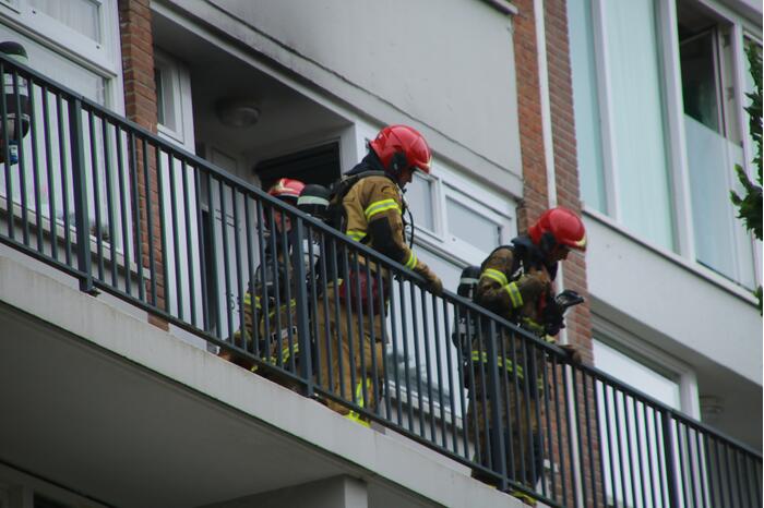 Uitslaande brand verwoest flatwoning in Geuzenveld