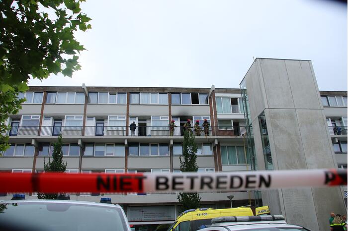 Uitslaande brand verwoest flatwoning in Geuzenveld