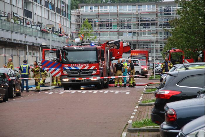 Uitslaande brand verwoest flatwoning in Geuzenveld