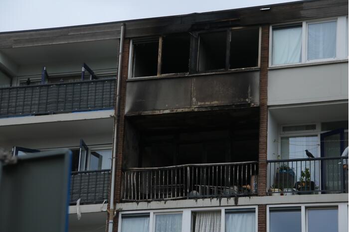 Uitslaande brand verwoest flatwoning in Geuzenveld