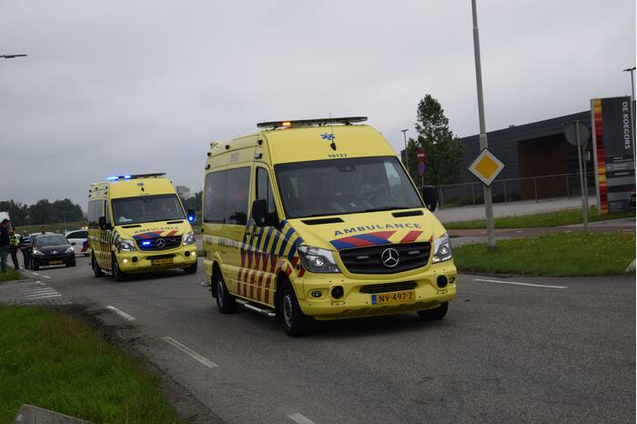Auto botst op overstekende fietser bij uitwijkmanoeuvre