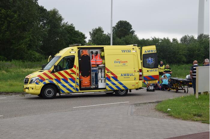 Auto botst op overstekende fietser bij uitwijkmanoeuvre