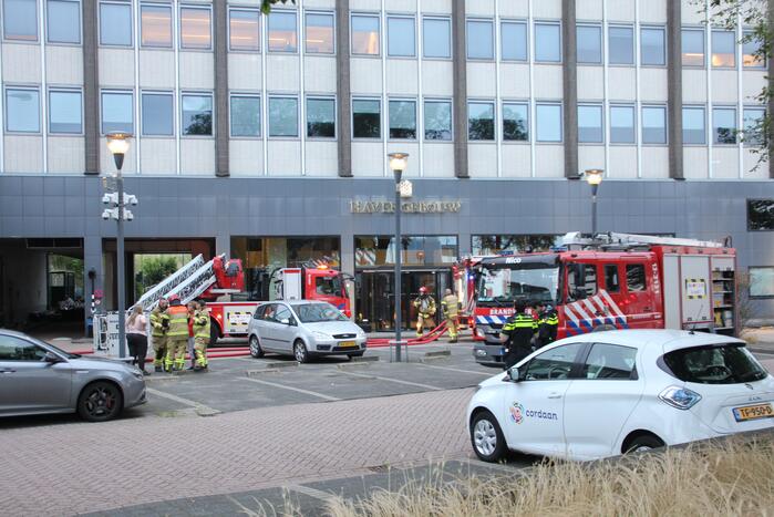 Veel rook bij grote brand in kantoorpand
