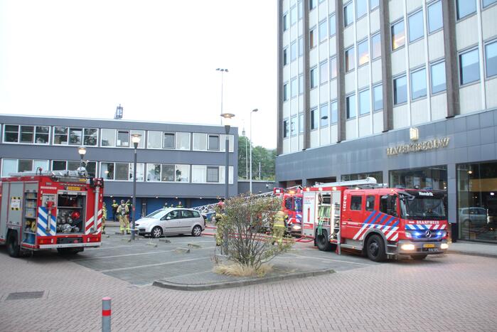Veel rook bij grote brand in kantoorpand