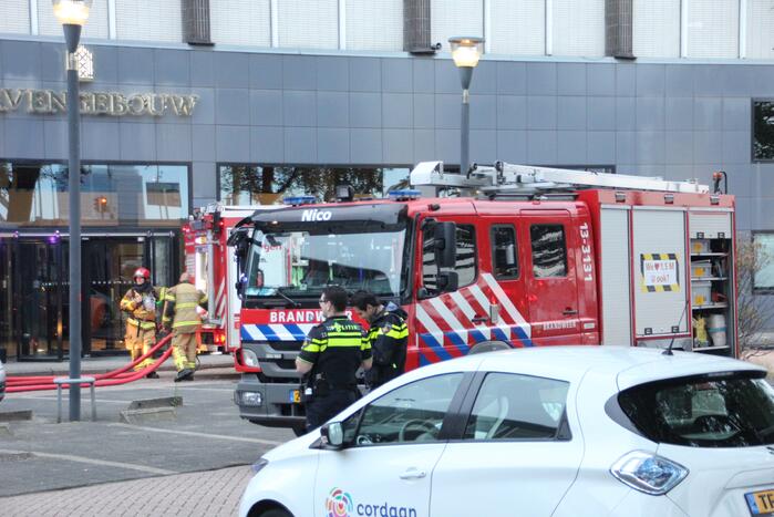 Veel rook bij grote brand in kantoorpand