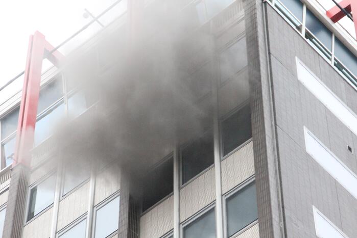 Veel rook bij grote brand in kantoorpand