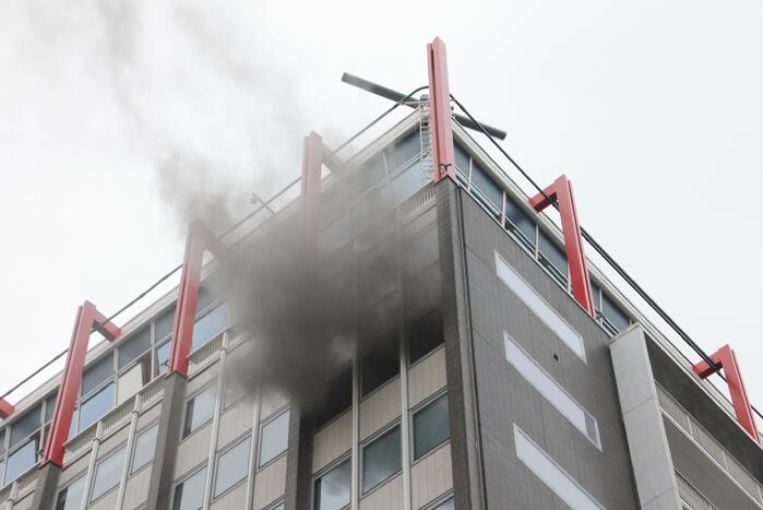 Veel rook bij grote brand in kantoorpand