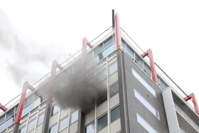 Veel rook bij grote brand in kantoorpand