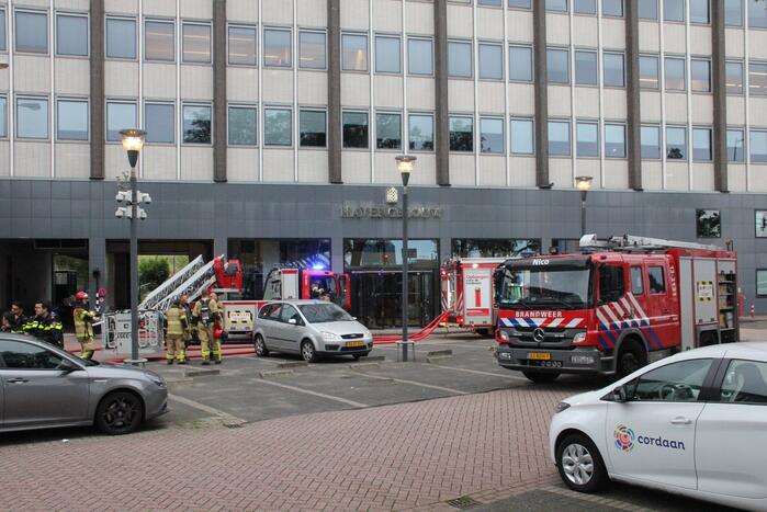 Veel rook bij grote brand in kantoorpand