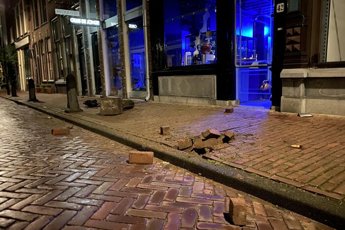 Bestuurder gaat er vandoor na botsing tegen paal