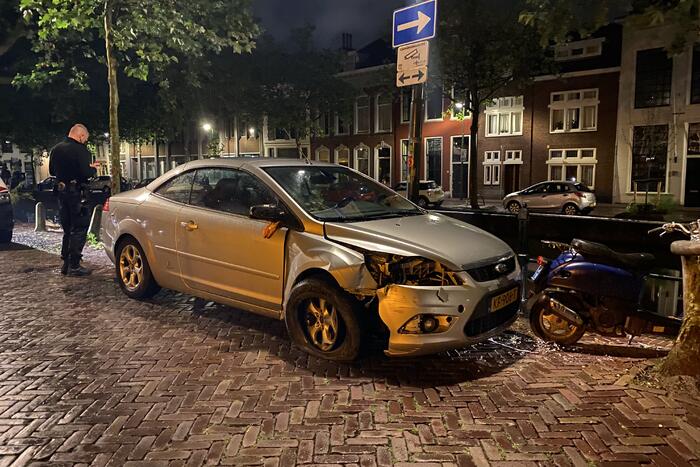 Bestuurder gaat er vandoor na botsing tegen paal