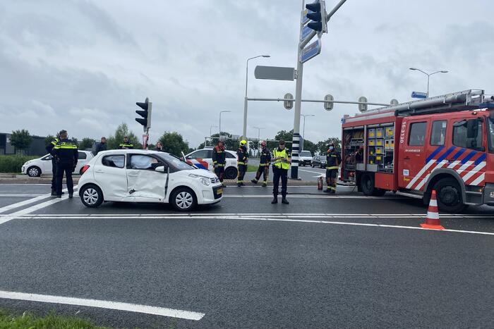 Bestelbus en auto botsen op kruising