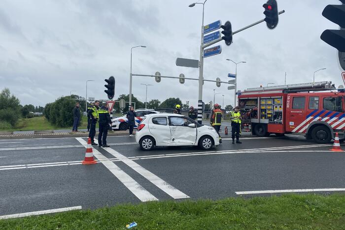 Bestelbus en auto botsen op kruising