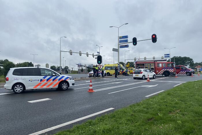 Bestelbus en auto botsen op kruising
