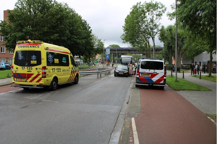 Auto vast in bussluis bij aanrijding