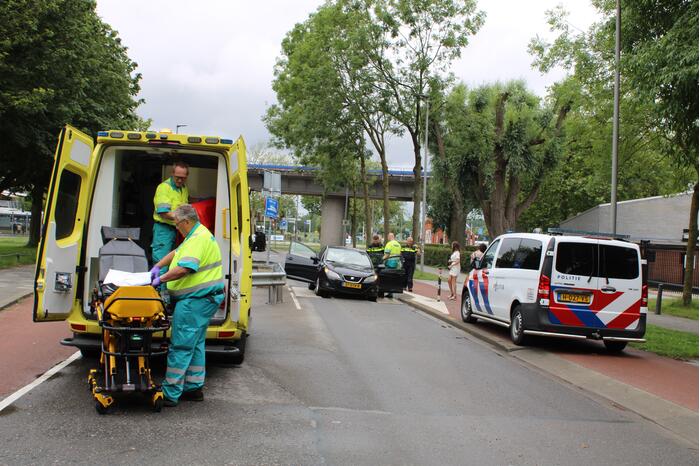 Auto vast in bussluis bij aanrijding