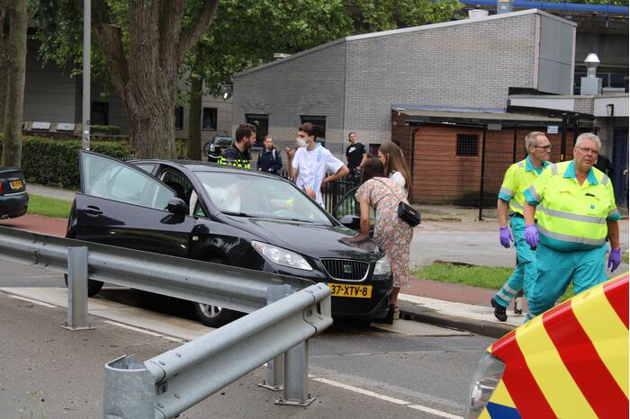 Auto vast in bussluis bij aanrijding