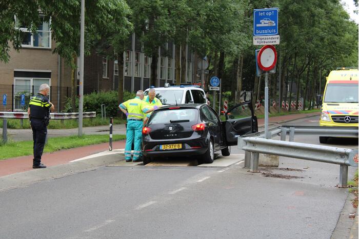 Auto vast in bussluis bij aanrijding