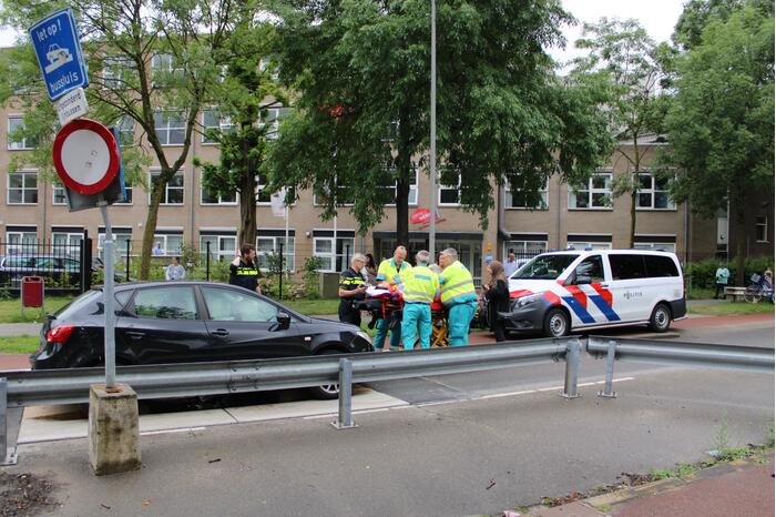 Auto vast in bussluis bij aanrijding