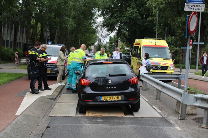 Auto vast in bussluis bij aanrijding