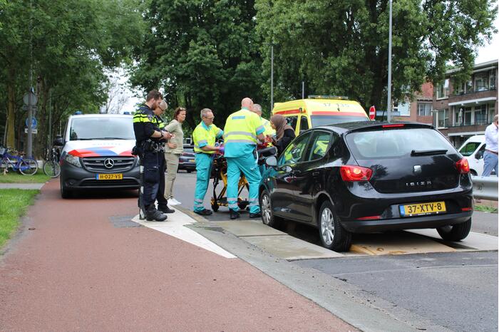 Auto vast in bussluis bij aanrijding