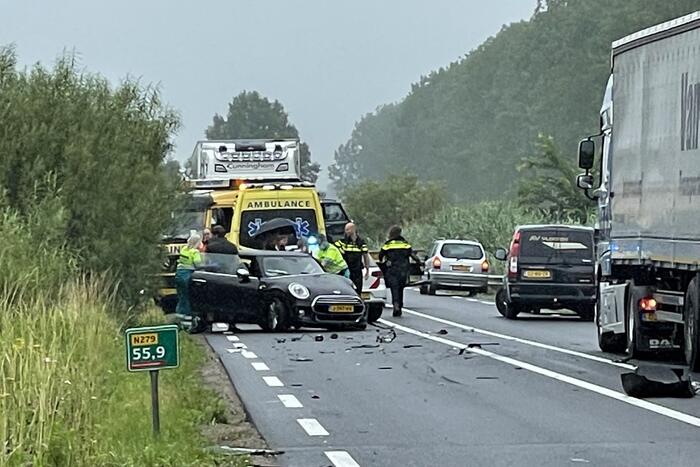 Automobilist botst met auto tegen vrachtwagen