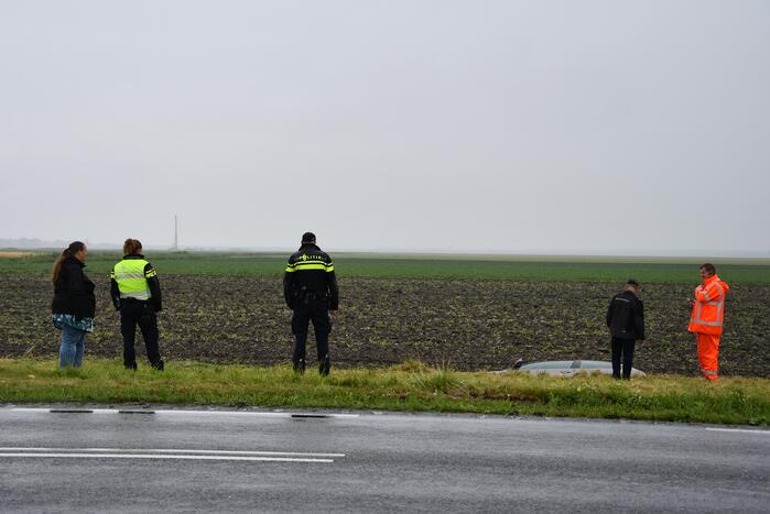 Auto schiet van de weg en belandt in sloot