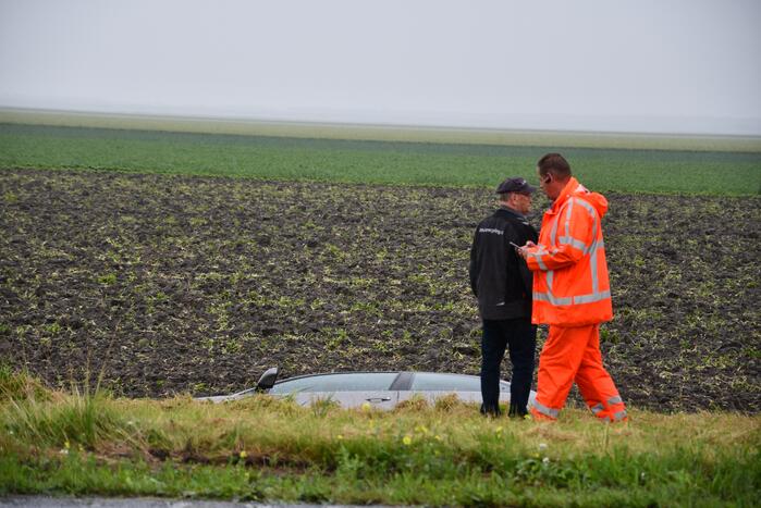 Auto schiet van de weg en belandt in sloot