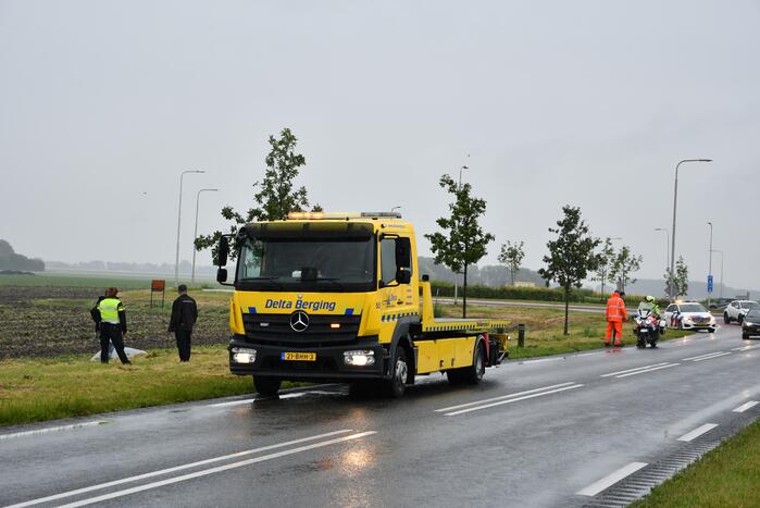 Auto schiet van de weg en belandt in sloot