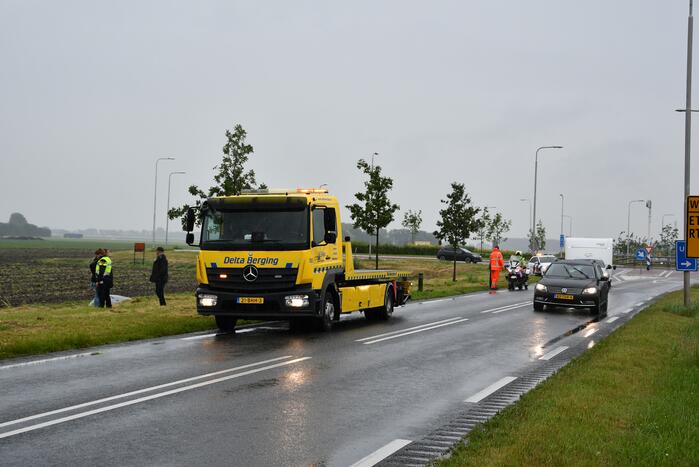 Auto schiet van de weg en belandt in sloot