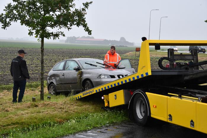 Auto schiet van de weg en belandt in sloot