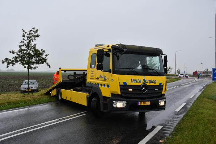 Auto schiet van de weg en belandt in sloot