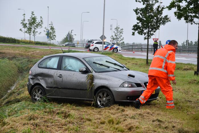 Auto schiet van de weg en belandt in sloot