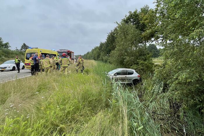 Omstanders redden inzittende uit gecrashte auto