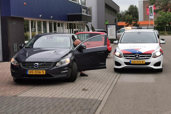 Twee auto's botsen op elkaar