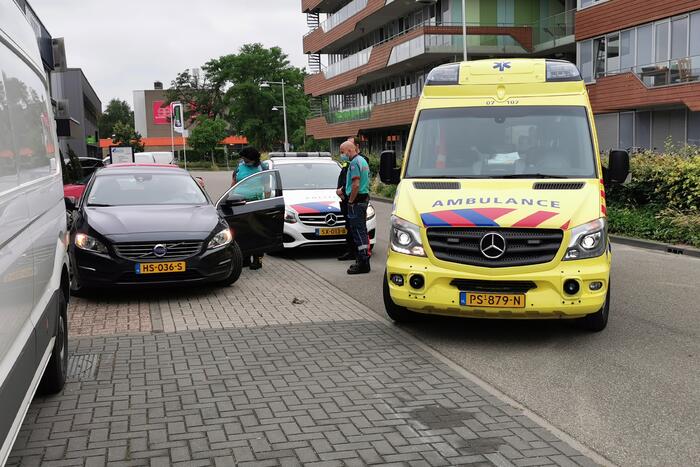 Twee auto's botsen op elkaar