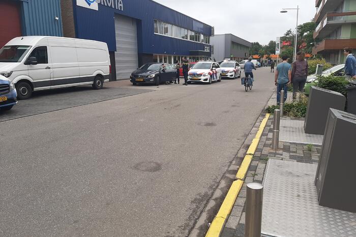 Twee auto's botsen op elkaar