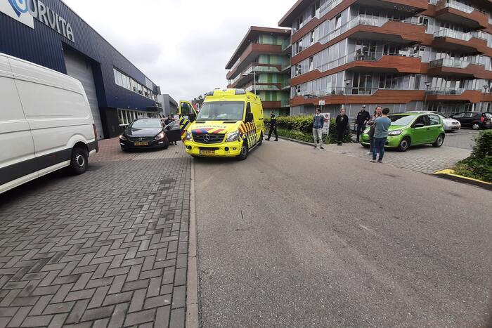 Twee auto's botsen op elkaar