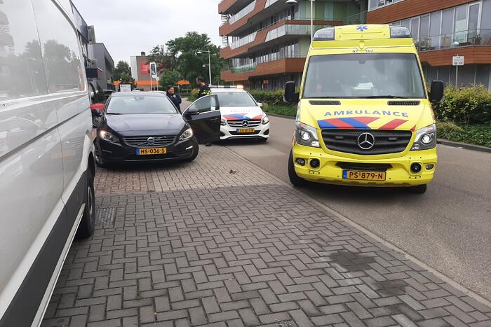 Twee auto's botsen op elkaar