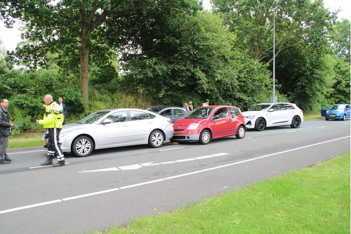Vier personenwagens betrokken bij kop-staartaanrijding