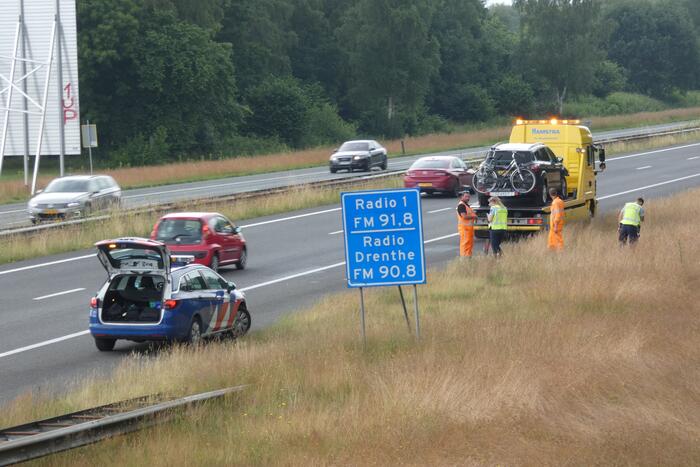 Automobilist botst met auto op camper