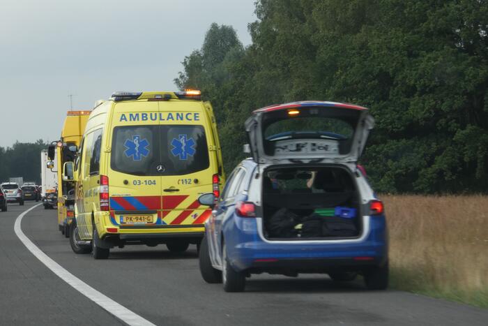 Automobilist botst met auto op camper