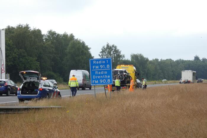 Automobilist botst met auto op camper