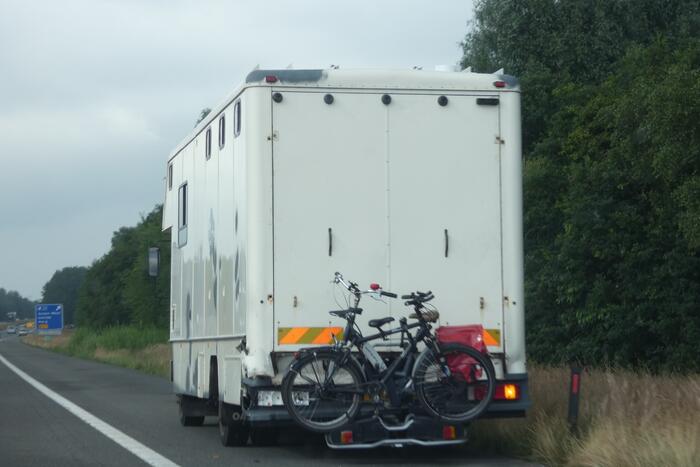 Automobilist botst met auto op camper