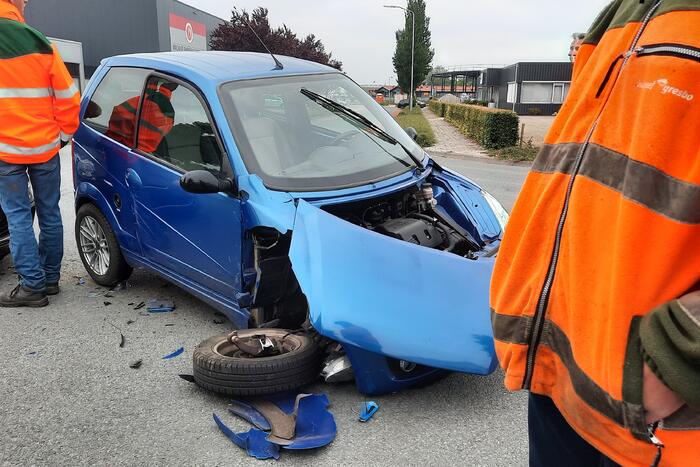 Auto en 45 km-voertuig botsen op kruising