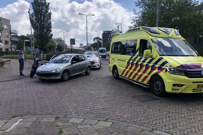Afslaande automobilist botst op scooterrijdster