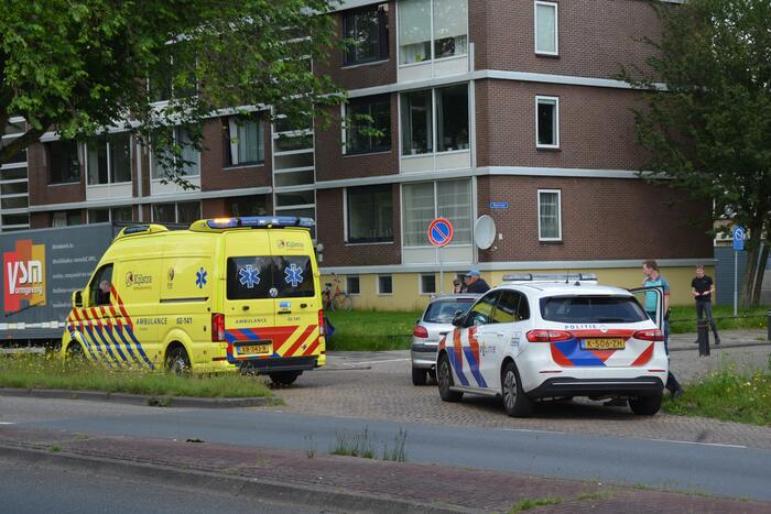 Afslaande automobilist botst op scooterrijdster