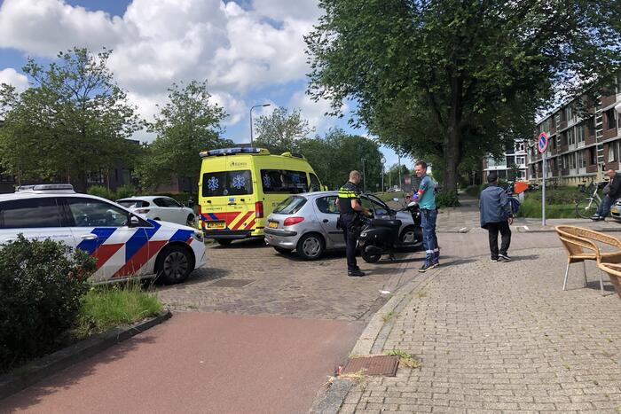 Afslaande automobilist botst op scooterrijdster
