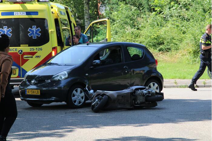 Scooterrijder gewond bij botsing met auto