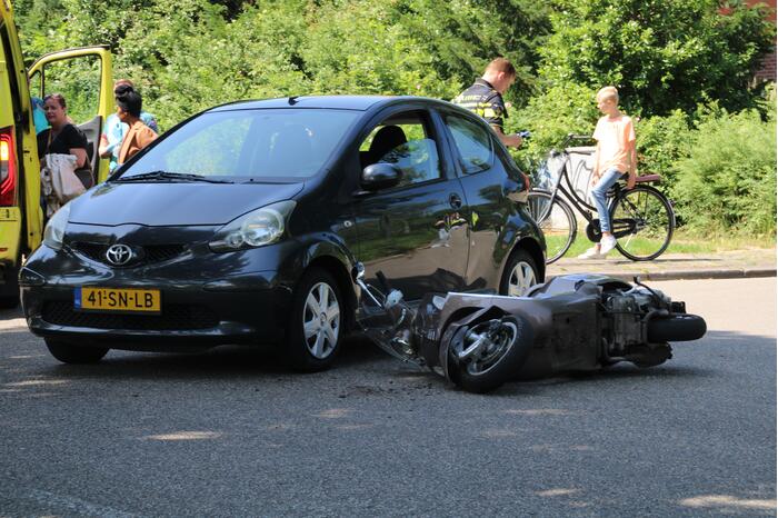 Scooterrijder gewond bij botsing met auto